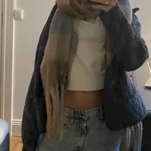 Vårjacka - Super fin figursydd vårjacka! Har inga knappar men annars i jätte bra skick! Super fint att bara ha den öppen❤️❤️Står storlek 40 på lappen men passar bra på mig som brukar ha 32-34😍😍