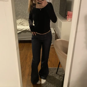 Randiga kostymbyxor  - Vintage, lågmidjade och skitsnygga!! Passar som en s, kommer tyvärr ej till användning 💞