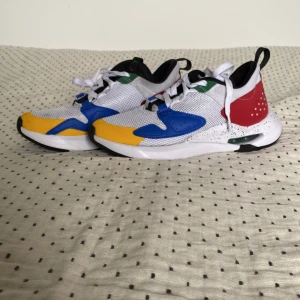 Jordan Sneakers Air Cadence - CV1761-101 - Unisex Collection - Ett par jordan sneakers. Använd några gånger. Finns några fläckar