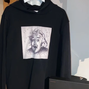 Limitato hoodie - Helt ny med original låda, aldrig använd, XL men sitter som L Sitter bra på mig är ca 185 cm  Skriv för mer bilder