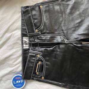 Raka vaxade svarta jeans från eytys i modellen cypress. Använda 2 ggr, nypris 1900kr