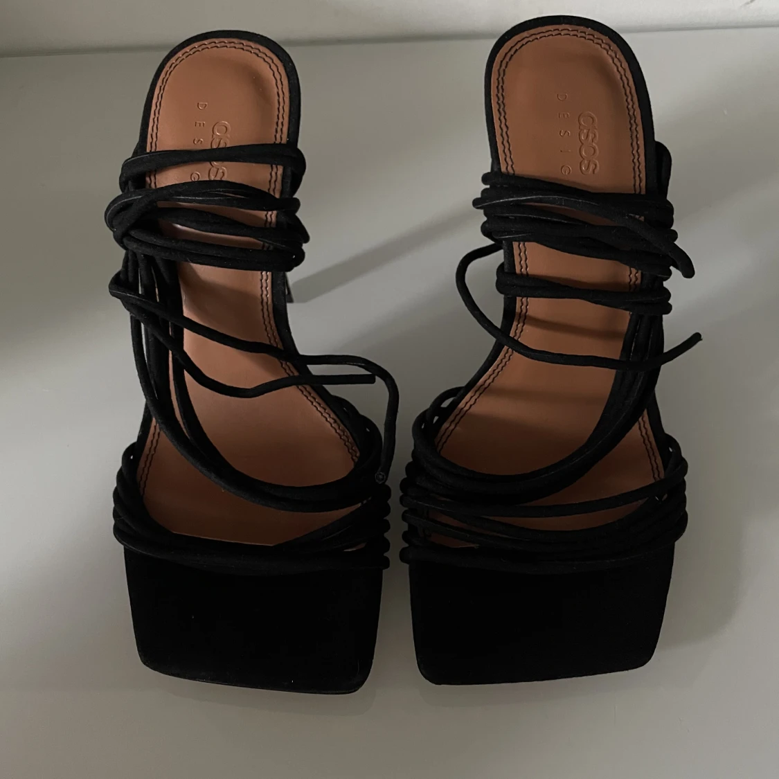 Snörade klackar  - 91