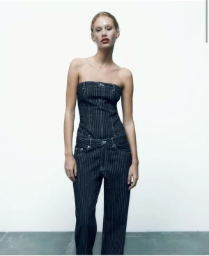 Zara set - Söker detta zara sett i storlekarna 38/40 i jeansen och 36/38 i toppen! Jag kan även köpa bara jeansen eller bara toppen!!