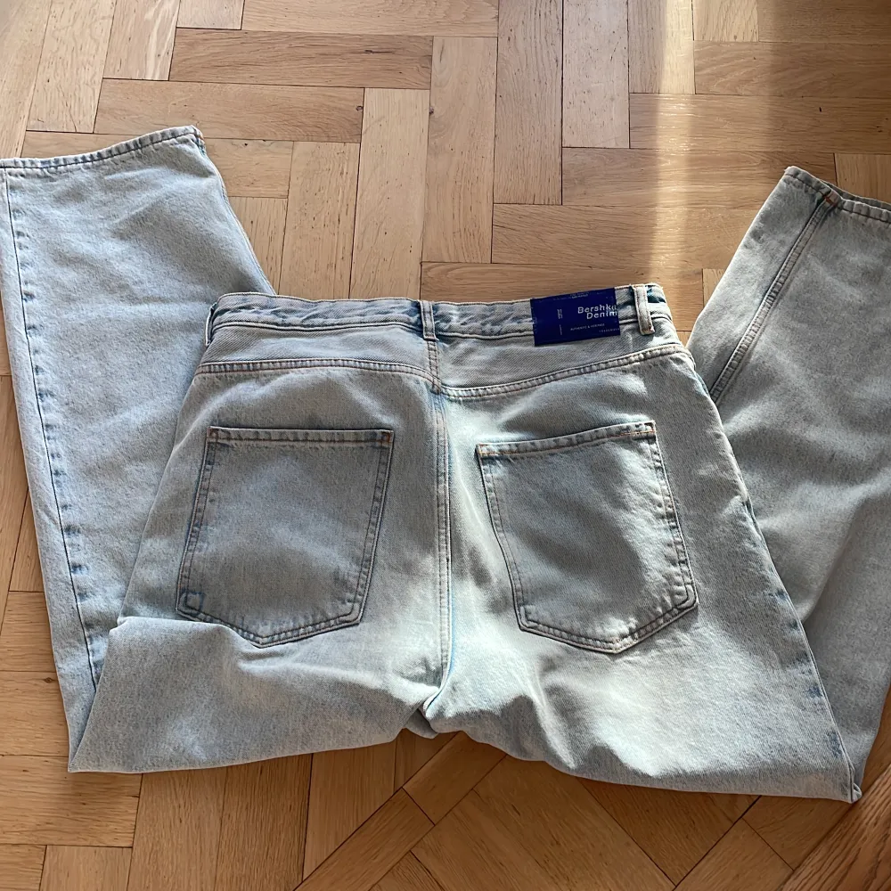 Sjukt snygga oversized, baggy jeans som använts max 5 gånger. Säljer då de var små i midjan på mig. Midje storleken är 32-34 men sitter mer som 30-32. Jeans & Byxor.