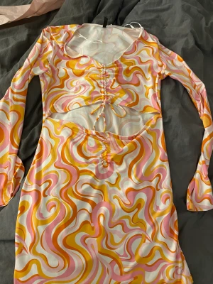 Fest klänning - hm - Säljer denna super fina festklänning från hm som tyvärr bara använts fåtal gånger! Super fint skick! Nypris minns jag tyvärr inte