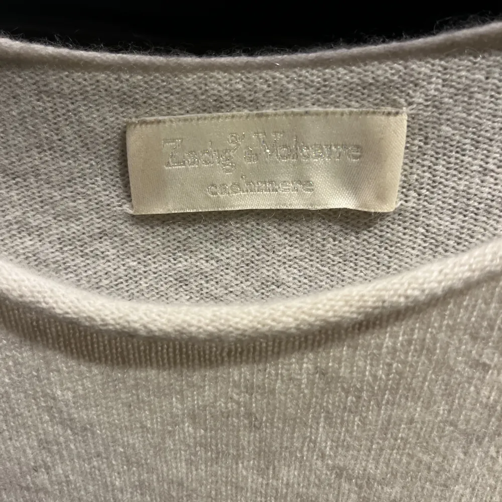Säljer denna zadig tröja med unikt mönster på ryggen. Köpt för cirka 3000kr.. Stickat.