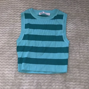 Topp från zara - En blå/grön randig topp från Zara. Så snygg till sommaren!💋⚡️nypris 200kr💋