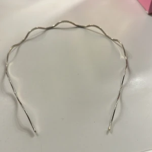 H&M diadem - Diadem från H&M. Säljer då jag inte använder den längre 💗