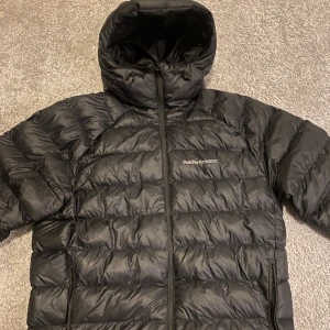 Peak jacka - Säljer min peak performance jacka då den har blivit för liten och inte används. Skick 9,5/10  Storlek L passar M