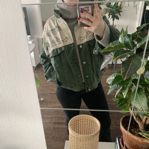 Vintage Diesel jacka - Min favorit jacka som ja hittade på secondhand förra sommaren. Älskar den verkligen men har tyvärr inte kommit till så mycket användning:(( Absolut ingen aning om storlek men den e ganska oversize på mig som brukar ha M i toppar