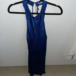 Blå satin klänning passar s/m