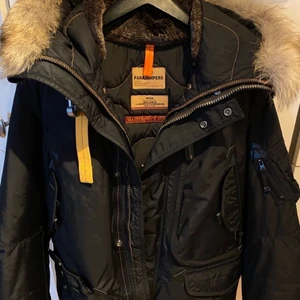 Parajumper right hand masterpiece - Dags att sälja min parajumper vinterjacka då ja ska införskaffa en ny av annat märke, använd 2 vintrar men väldigt sparsamt Inge täcken på slitage eller minsta spill på jackan 