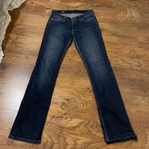 Jeans - Lågmidjade jeans från lee.De är uppsprätta längst ner på ena benet men går att sy eller sprätta upp båda benen. De är storlek 28