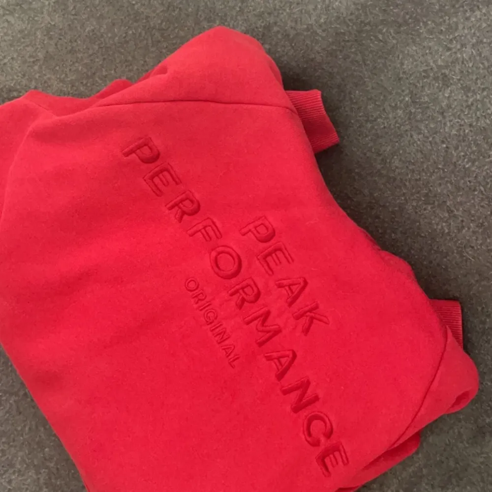 Snygg röd peak performance hoodie, perfekt nu till hösten! Köparen står för frakten Skriv i pm för frågor😁. Hoodies.