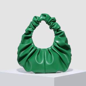 Jättesnygg liten väska i så fin grön färg. Använd en gång. Pris 100kr inkl frakt💚