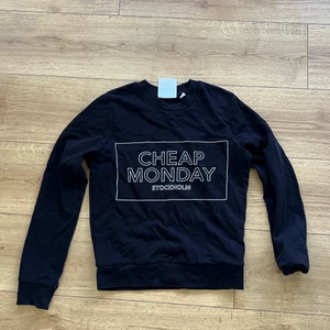 Cheap monday tröja - Knappt använd, storlek XS 