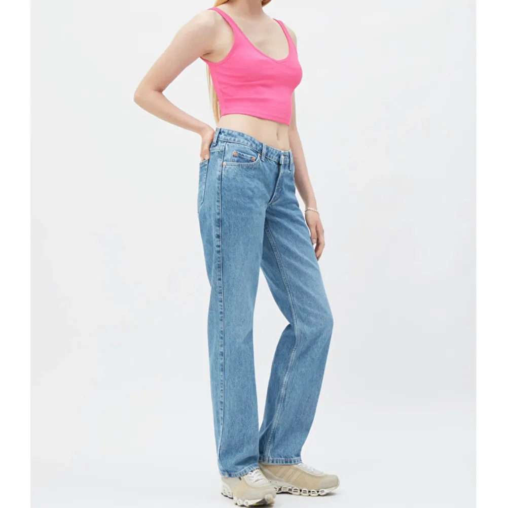 Säljer nu mina weekday arrowlow jeans! Är ganska säker på att de är i färgen Harper blue. Dom är 30 i längden så jag har sprättat upp dom för att dom ska passa mig som är 167. Skriv för fler bilder, köparen står för frakt💕💕 pris kan diskuteras . Jeans & Byxor.