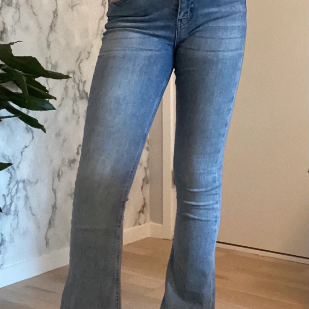 Ett par utsvängda jeans i storlek S från Gina trickot 💕 Säljer för att dem är för små✨ Kostar 95 kr❤️ Köparen står för frakten❤️✨❤️. Jeans & Byxor.