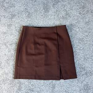 Säljer denna superfina kjol som tyvärr inte kommit till användning. Den är aldrig använd och i nyskick. Andra bilden är lånad från hemsidan:) Nypris 199kr. 