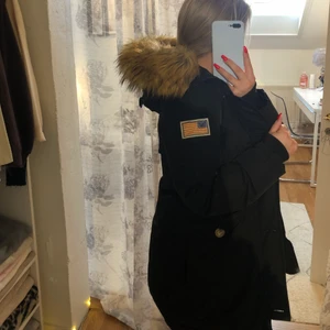 Svea Smith Jacket - Säljer nu min vara och snygga vinterjacka då jag köpt en ny. storlek x-small och passar mig  som är 160 centimeter. Köpt för 3 799 men säljer för 800 då den är använd. Alla knappar är kvar och inga hål finns i jackan. Pälsimitation, Köparen står för frakt
