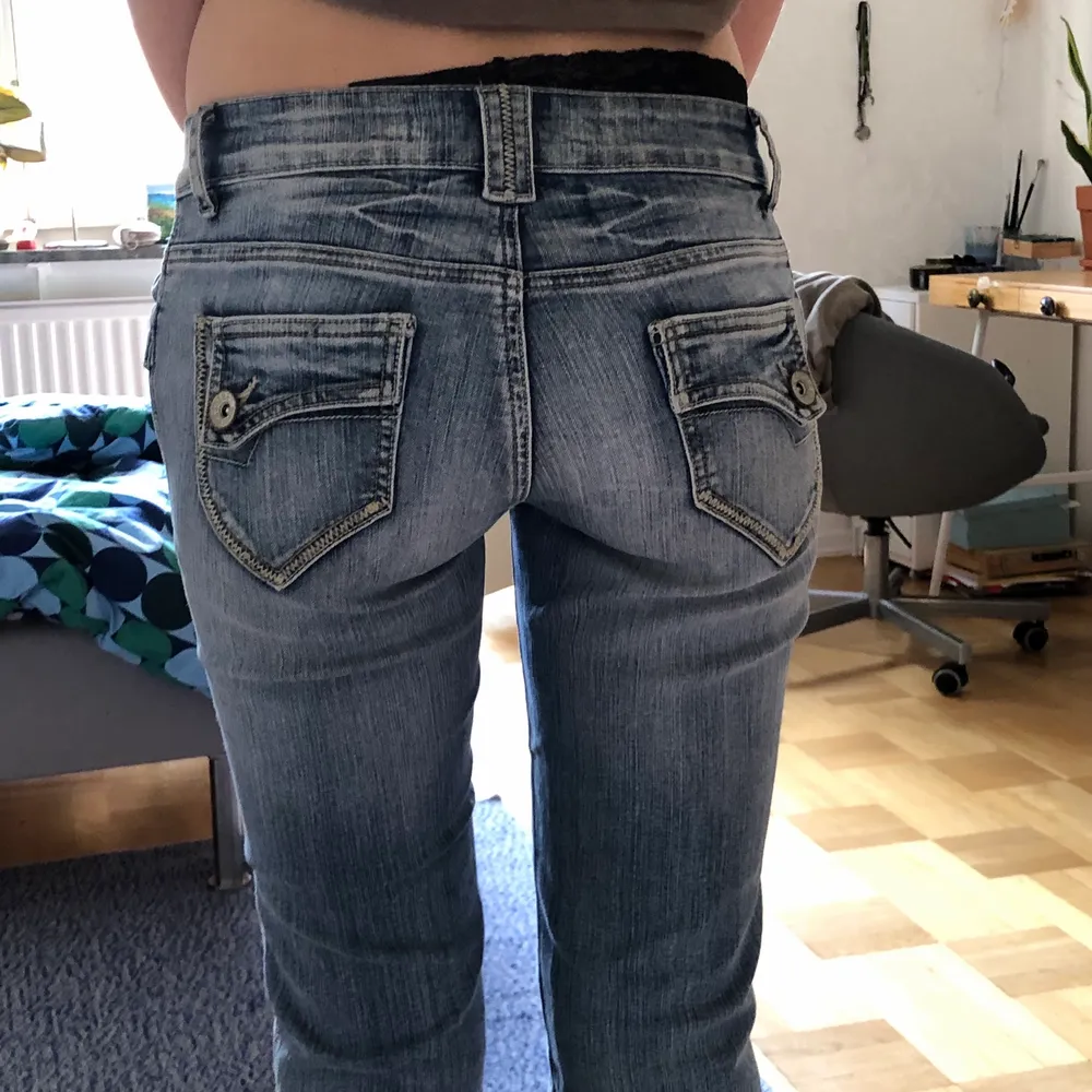Säljer dessa helt oanvända bootcut byxorna. Brukar ha stl S och dom sitter perfekt på mig, är 172cm och de är i perfekt längd.. Jeans & Byxor.