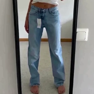 Mid rise jeans zara  - Ljusblåa klassiska slutsålda mid rise jeans från zara ❤️‍🔥 Obs storlek 40 men insydda, så passar 38 