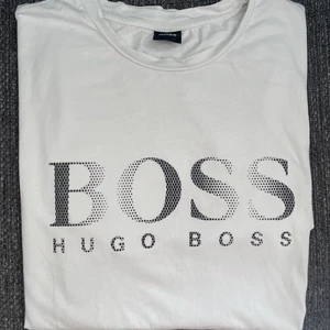 Hugo Boss T-shirt- L Regular Fit  - Hugo Boss T-shirt (vit). Strl L (Regular Fit). Bra skick. Hör av dig vid frågor.