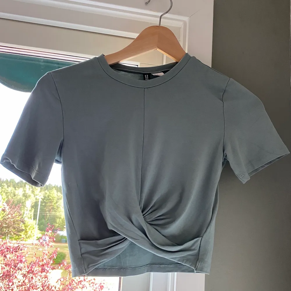 Detta är en jätte fin topp/t-shirt från H&M. I utmärkt skick! Säljer pågrund av aldrig användning. På bilden ser den gråig ut men den är mer åt den gröna/turkos hållet. Köparen står för frakt❣️. T-shirts.