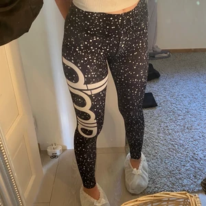 Aimn tights - Fina aimn tights k bra skick (storlek xs men passar s), köpta för 300-400kr och säljer nu för 80kr+ frakt (ca 50/20kr, beror på spårbart eller ej)❤️