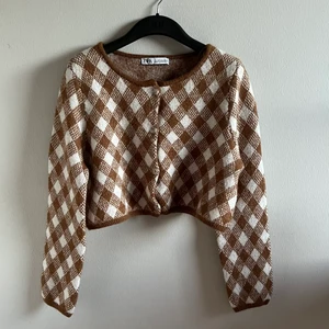 Zara Stickad  - Skit fin stickad tröja från zara, använd väldigt få gånger men väldigt mysig och varm 