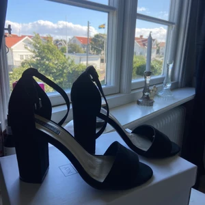 Klackskor  - Jätte fina klackskor som är endast använda en gång. Är i Stl 36 och i ett jätte fint skick!( liten svart prick på ena som man kan se på bilden men den var där när ja fick hem dom) Säljer dom pågrund av att jag inte använder dom. Köpets för ca 2 år sen. Har lådan kvar. Köparen betalar frakten❤️