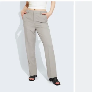 Gråa Kostymbyxor  - Säljer dessa byxor från bikbok då dom inte kommer till användning💕