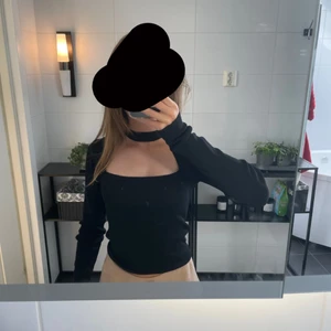 Zara tröja - Säljer denna jättefina tröja ifrån Zara som också är köpt här på Plick💓 Slutsåld och knappt använd💓 stl S och passar mig som har xs vanligt