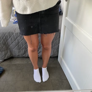 Svart jeanskjol - Säljer denna svarta jeanskjol från Zara i strl M men liten i storleken så skulle säga att det är en xs/s!💞