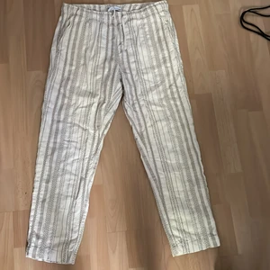 Zara bomullsbyxor XL - Endast använda ett par gånger. Säljes då är en aning korta för mig. Byxorna är i storlek XL. Köparen står för frakt. Tveka inte att höra av er!