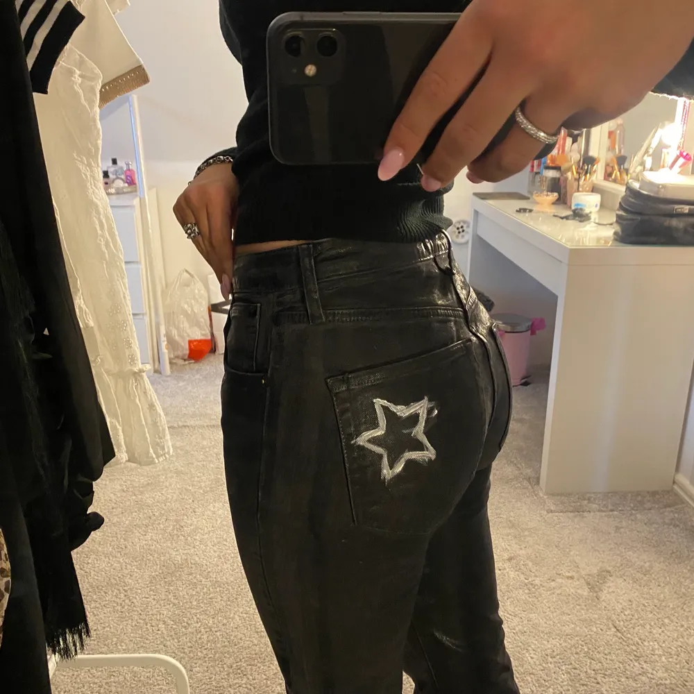Tänkte sälja dessa superfina svarta skimriga jeans från Zara! En stjärna på bakfickan och slits nertill🤍🤍🤍storlek 36. Jeans & Byxor.