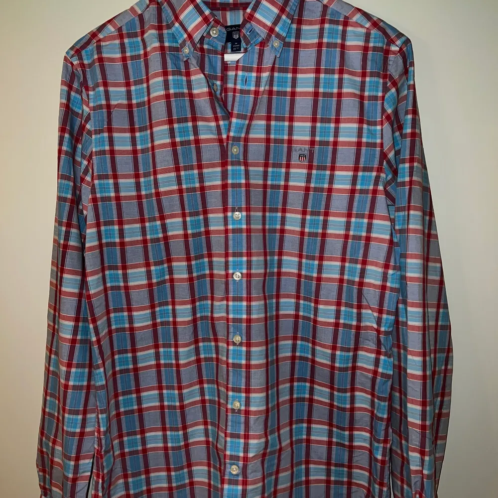 Säljer min fina oringal Gant rutig skjorta som är i bra sick, nästan aldrig använd.   Nypris: 999:-   Ta emot swish. Kan skickas på Post men då stå du för frakten . Skjortor.