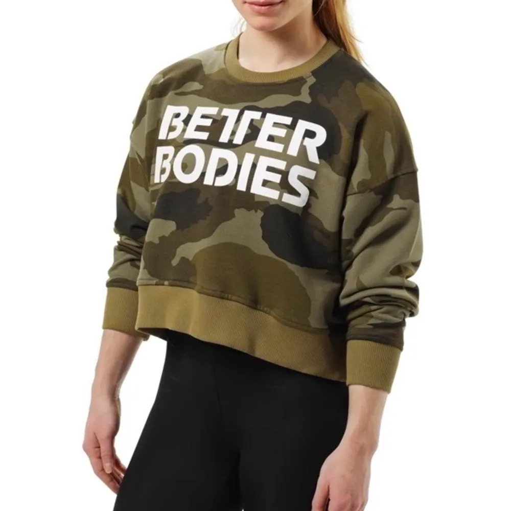 Croppad sweater från Better Bodies i camo-mönster! Oversized! Använd max 2ggr så väldigt bra skick😄 Ordinarie pris 399kr!. Hoodies.