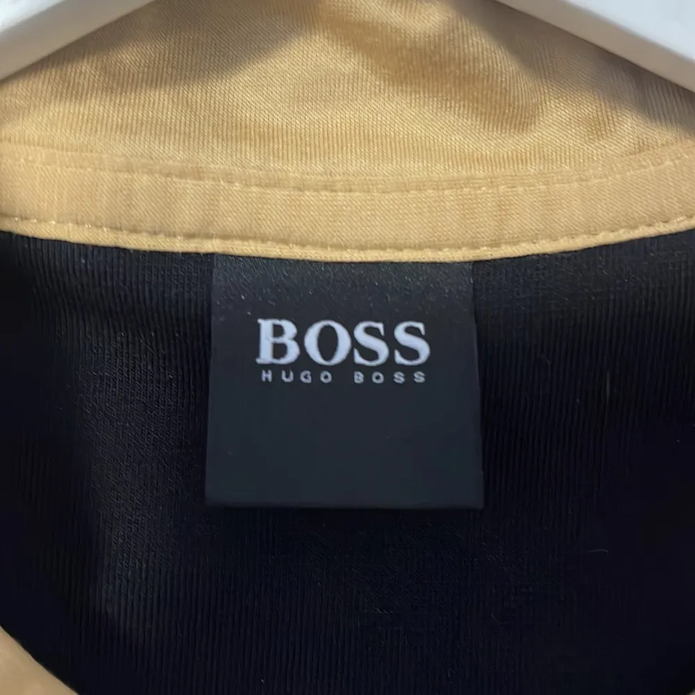 Den här köpte jag på Hugo boss butiken i mall of Scandinavia skicka 10/10 storlek xs passar s också skriv för mera bilder. Vid snabb affär kan proset gå ner . Tröjor & Koftor.