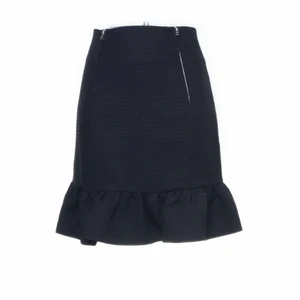 Sandro kjol - Så fin kjol från sandro, använd 1 gång. Säljer pga att den är lite stor på mig som brukar ha s/ xs i vanliga fall💕