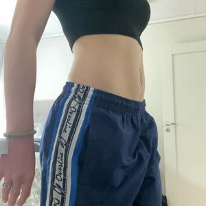 Popper pants - Säljer byxorna för att dom inte kommer till användning längre❣️ Skadan är långt ner vid benet kan skicka en tydligare bild om man vill! Det går att sy till så det inte syns. Är 165 ungefär och dom passar perfekt i längden.