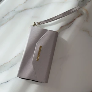 Ideal of Sweden clutch iPhone XR - Clutch till iPhone XR, knappt använt. Från Ideal of Sweden.