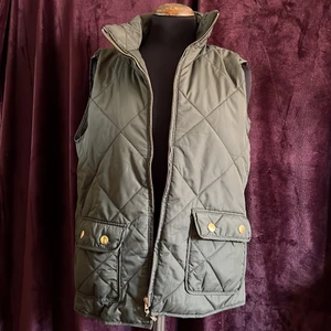 Väst - Helt ny, oanvänd väst.  Det står ingen storlek men den passar mig som är en m. 