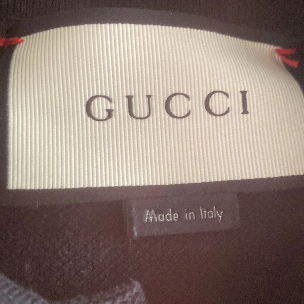  Äkta Gucci piké köpt från gucci butik i Stockholm ny pris runt 4500kr. jag säljer den för den är för liten. Tröjor & Koftor.