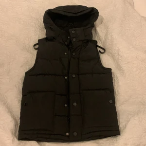 Svart Väst - Dunväst med avtagbar luva, knappt använd. Säljer då den inte kommit till användning. Vet ej märke, kontakta vid frågor ❤️