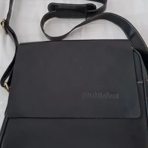 En snygg skinnväska.  - Den är buren utav en kille, men passar även tjejer 