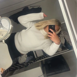 Vit stickad tröja  - En väldigt fin vit stickad tröja ifrån new yorker stolekn är S men hade nog också passar bra på nån som har xs, aldrig använt tröjan Så helt ny skick ( pris kan diskuteras 