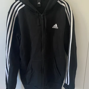 Addidas hoodie  - En svart adidas hoodie i storlek S. Oanvänd