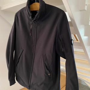 CP company  Shell jacket - Storleken är 48 vilket motsvarar S/M Cond 7/10 Pris går att diskutera vid smidig affär