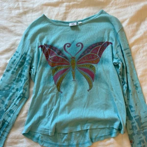 🦋  - Gullig topp med fjäril på, vet inte vart den är ifrån då jag köpte den på second hand💓💓
